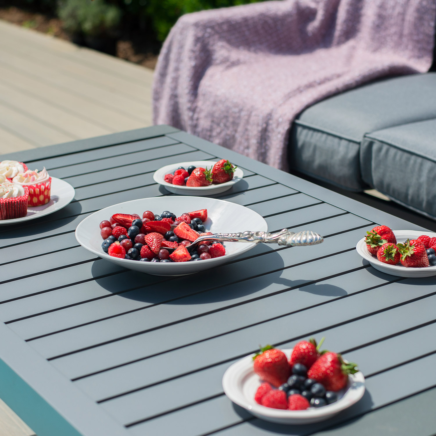 Aiamööblikomplekt TOMSON laud ja nurgadiivan, tumehall