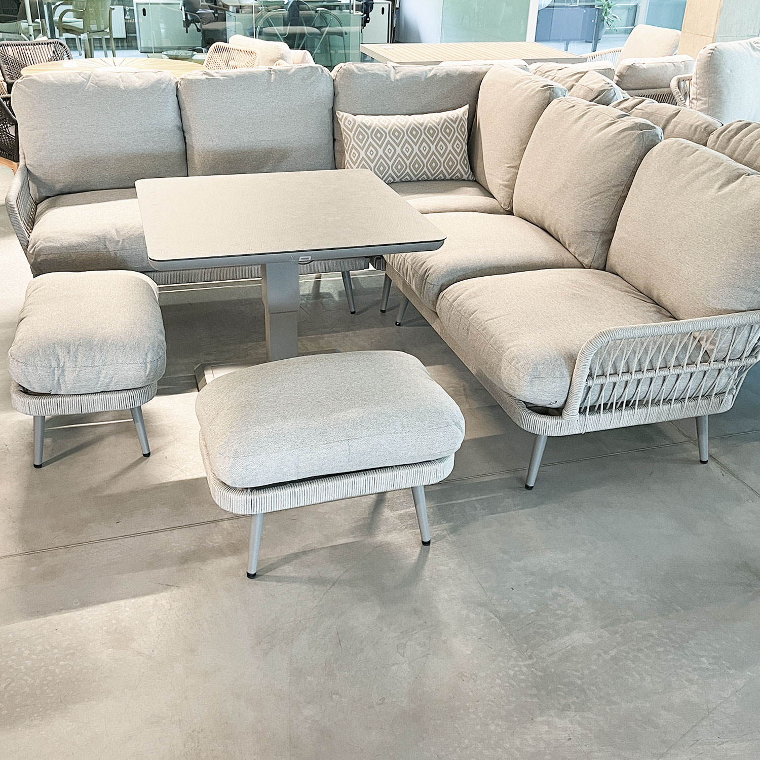 Aiamööblikomplekt MARENDA laud, nurgadiivan ja 2 tumbat, hall/beež