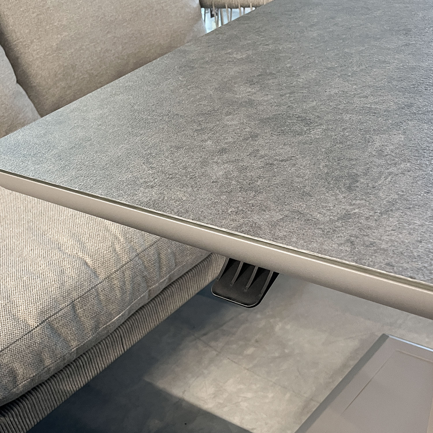 Aiamööblikomplekt MARENDA laud, nurgadiivan ja 2 tumbat, hall/beež