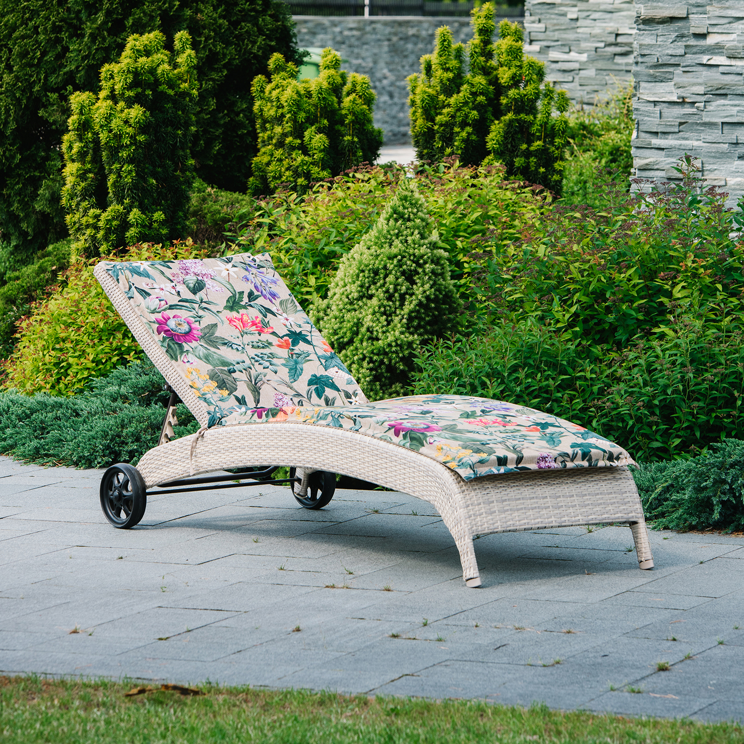 Lamamistooli kate AMAZONIA 55x190x5cm, volangiga, lilled beežil põhjal, 50%polüester/ 50%puuvill