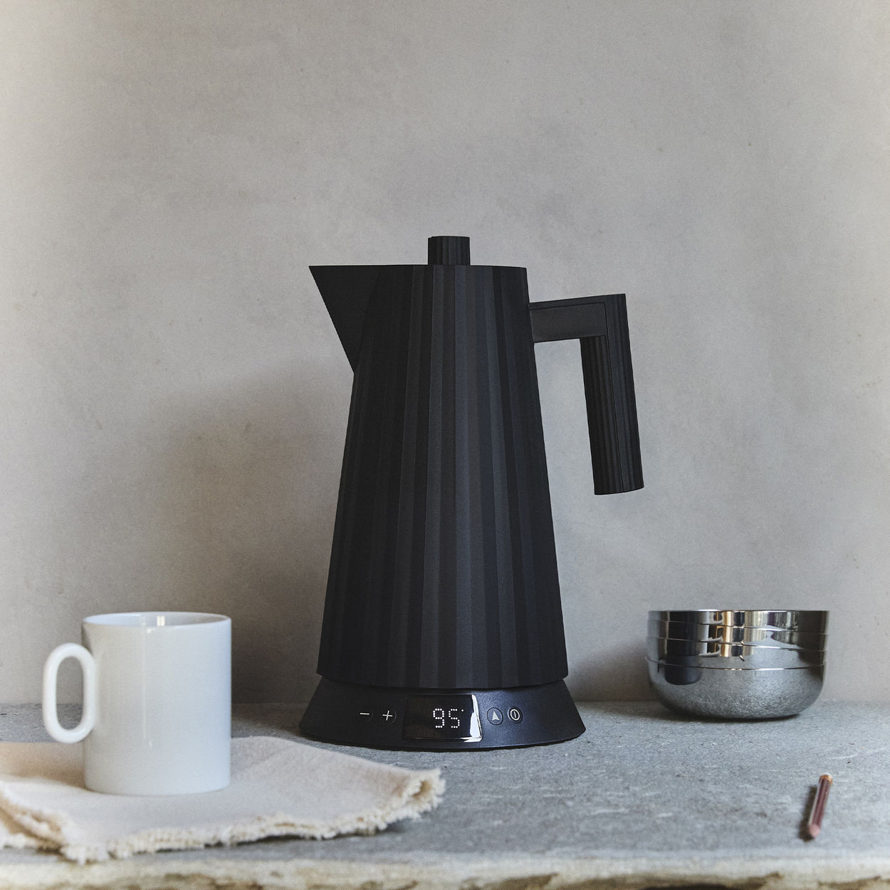 Veekeetja temperatuuri näidikuga, Alessi Plissé 1,7 L, Must